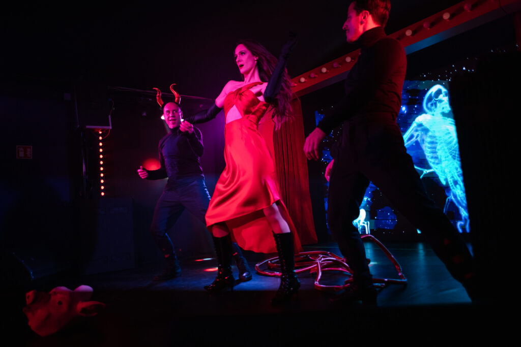 Téli álom – Minden este szilveszter! / Winter Dream / Vörös Neon